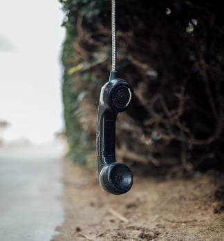 Hanging phone Can Ahtam on Unsplash